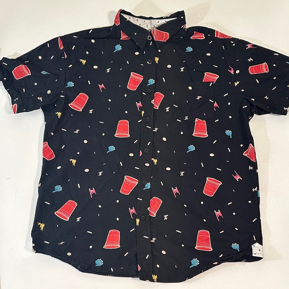 EIGHTH AVENUE - MENS - SHORT SLEEVE RED SOLO CUP 90s PARTY STYLE BUTTON DOWN